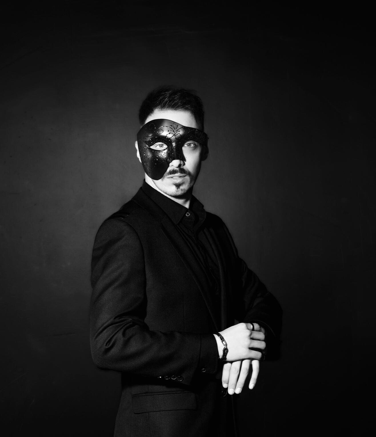 Black Mask – logic isolation before the error is financed A black mask in stillness – the point before execution begins.